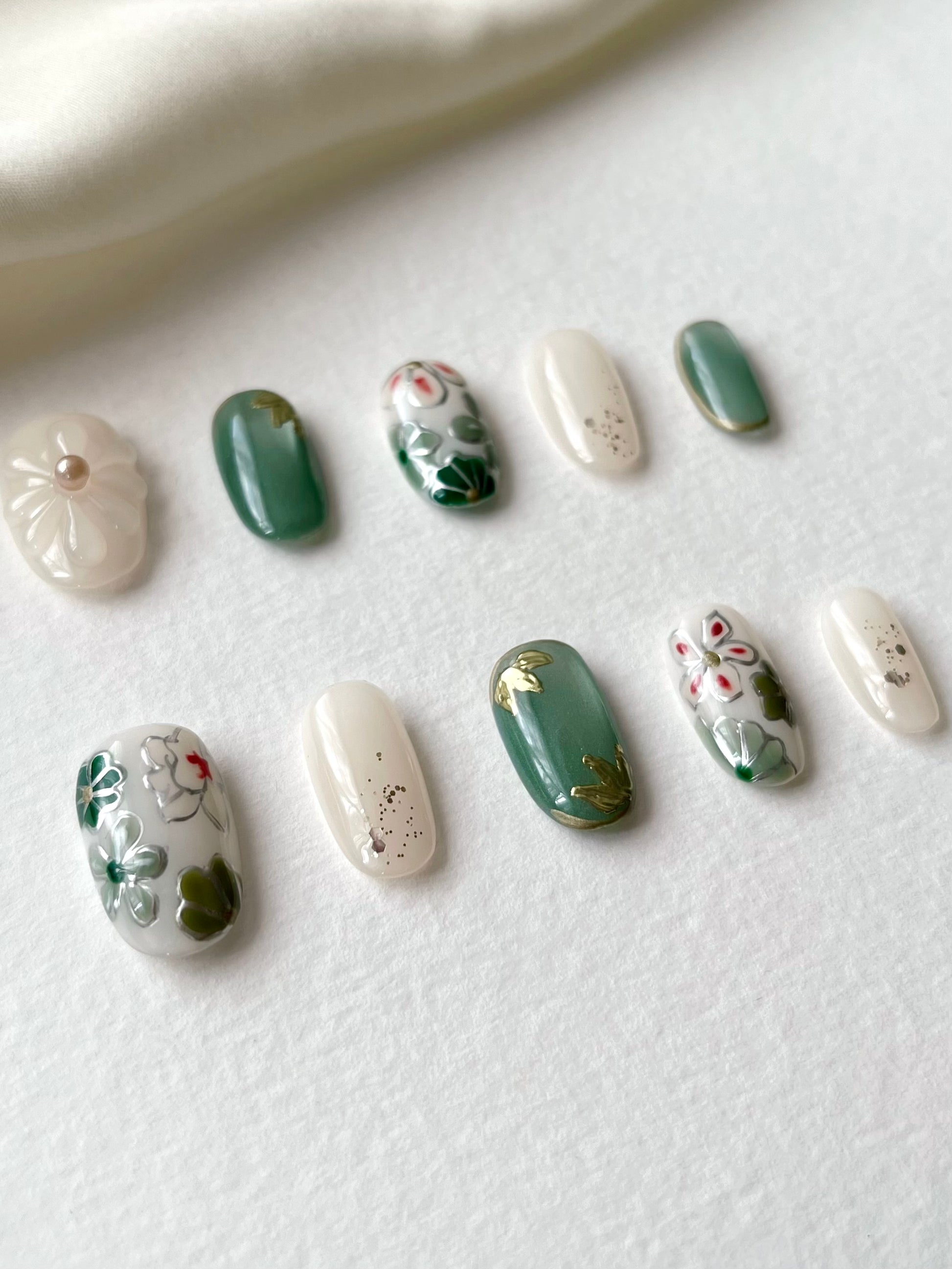 Zarte Blüten auf Porzellan - LH NAILS