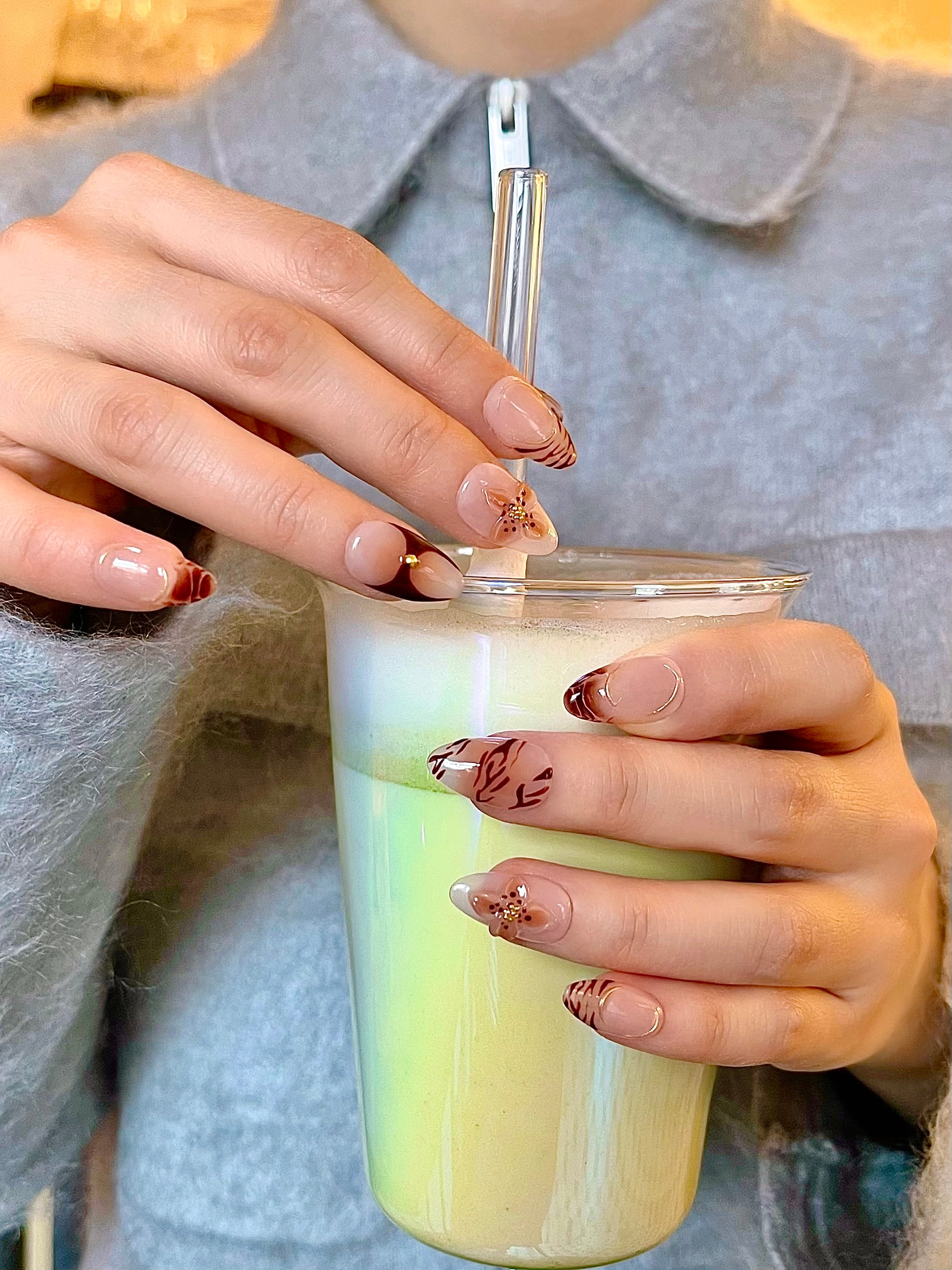 Warmes Hellbraun Mandel Nagel