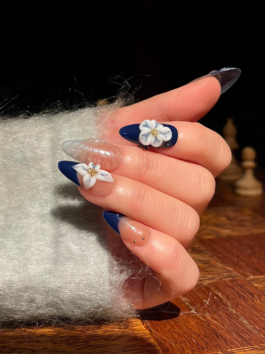 Blaue Mandelnägel mit filigraner 3D-Blumen-Gravur