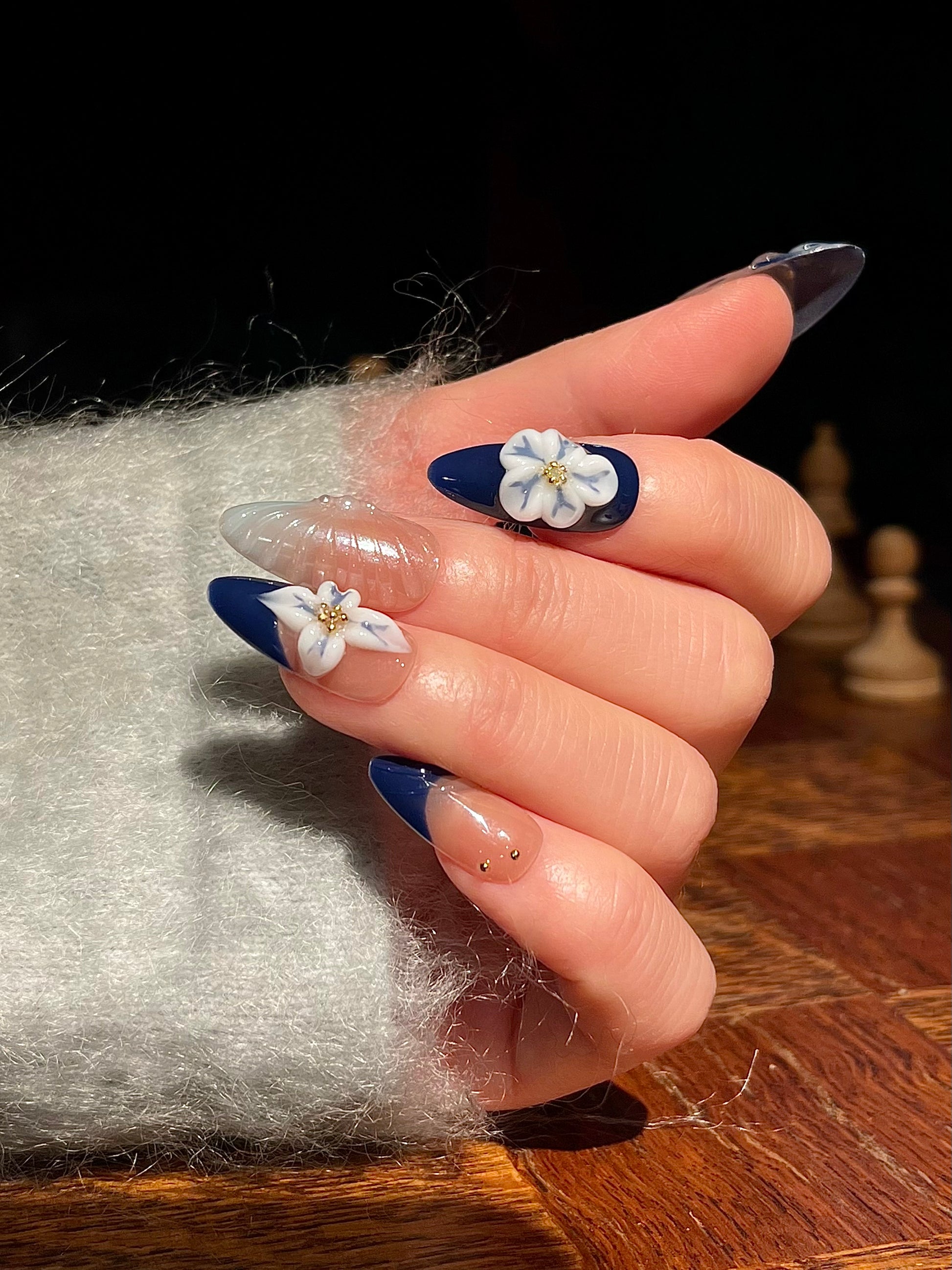 Blaue Mandelnägel mit filigraner 3D-Blumen-Gravur