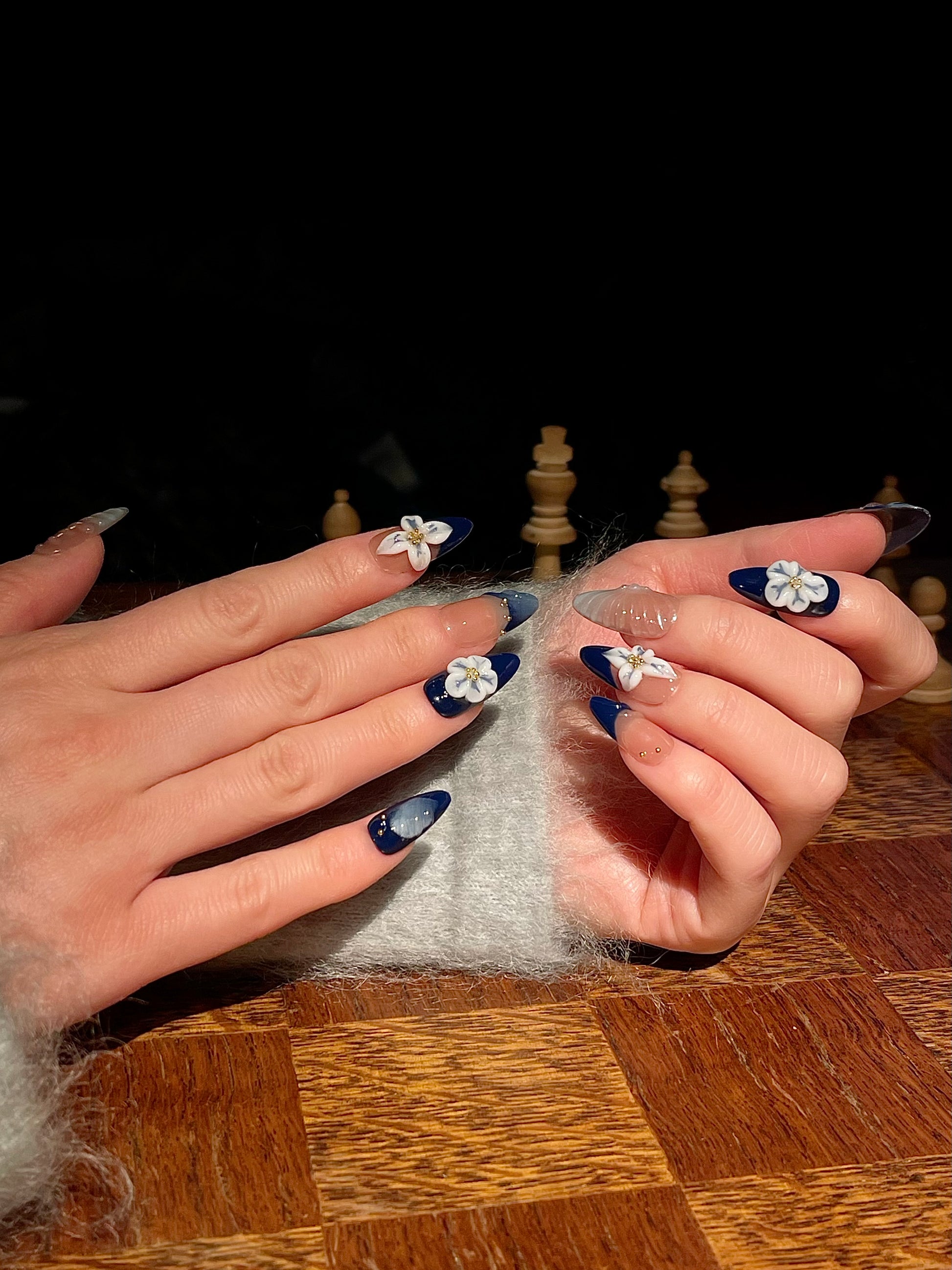 Blaue Mandelnägel mit filigraner 3D-Blumen-Gravur