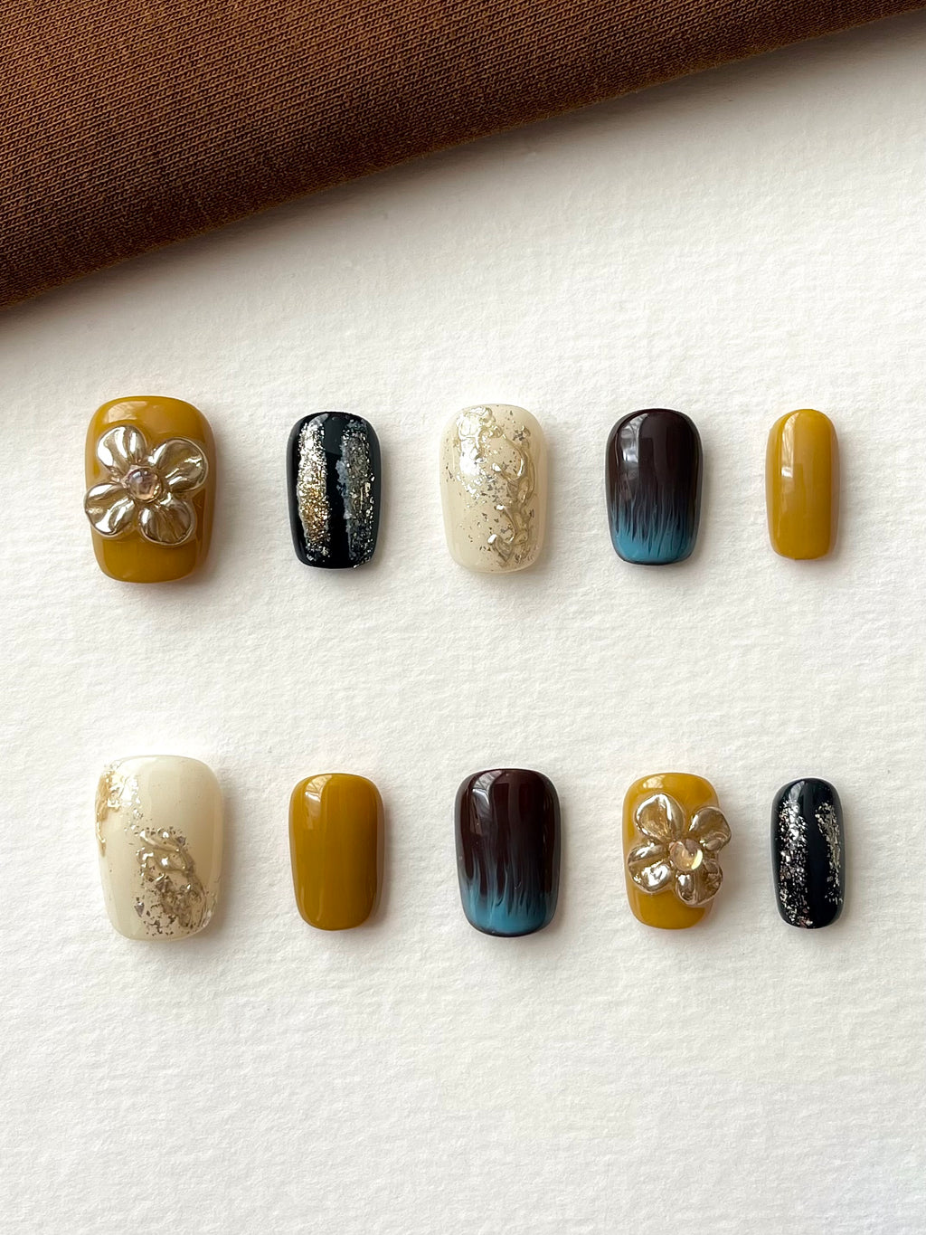 Kurze Quadratnägel mit Blumen-Gravur