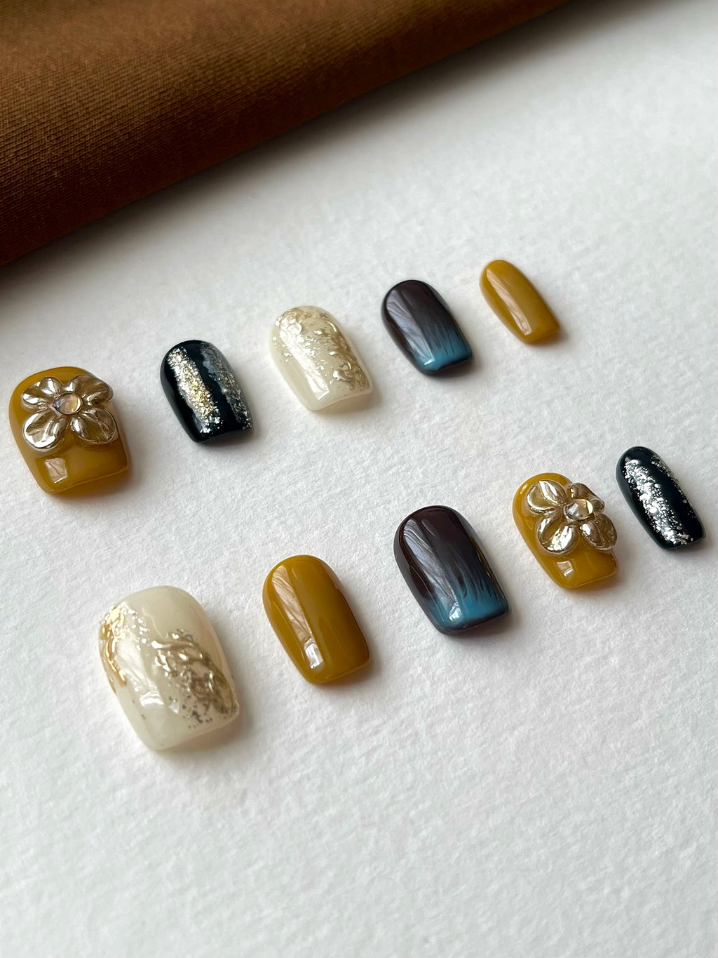 Kurze Quadratnägel mit Blumen-Gravur