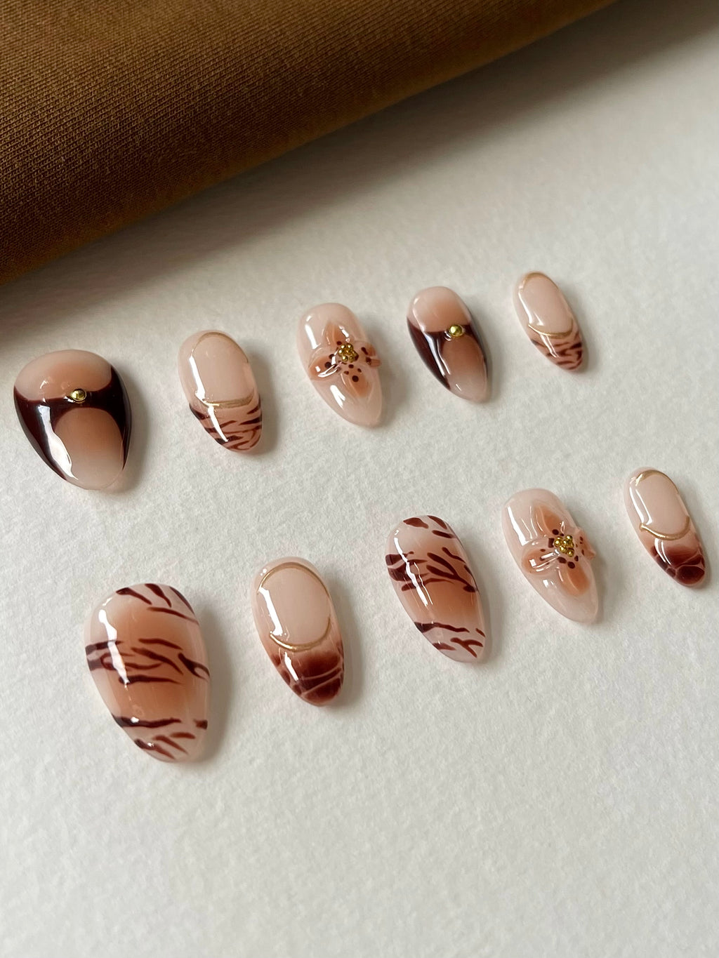 Warmes Hellbraun Mandel Nagel