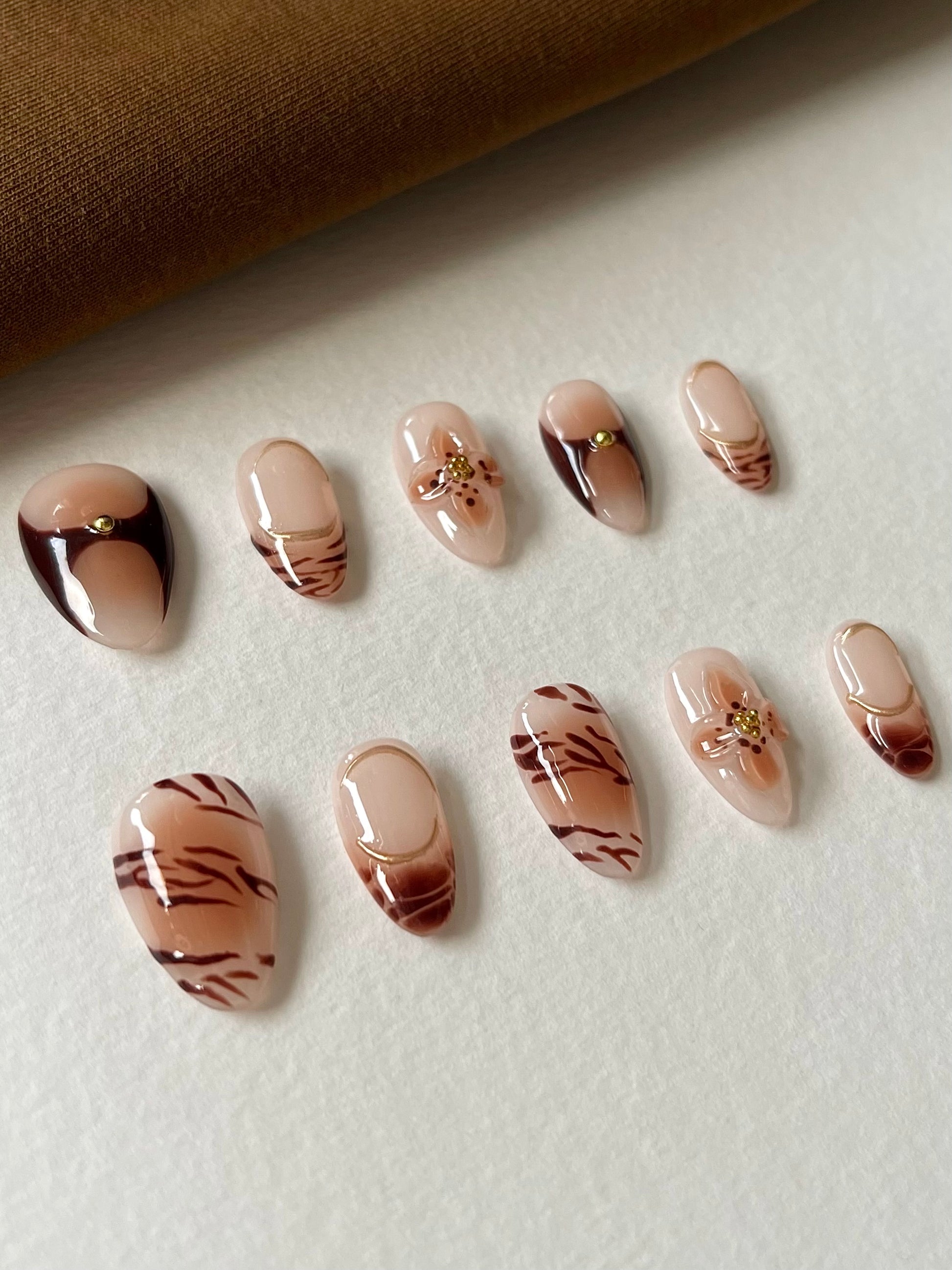 Warmes Hellbraun Mandel Nagel