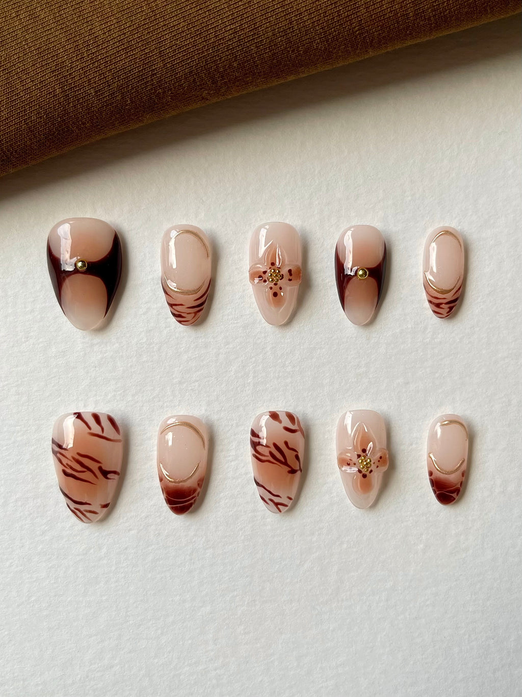 Warmes Hellbraun Mandel Nagel