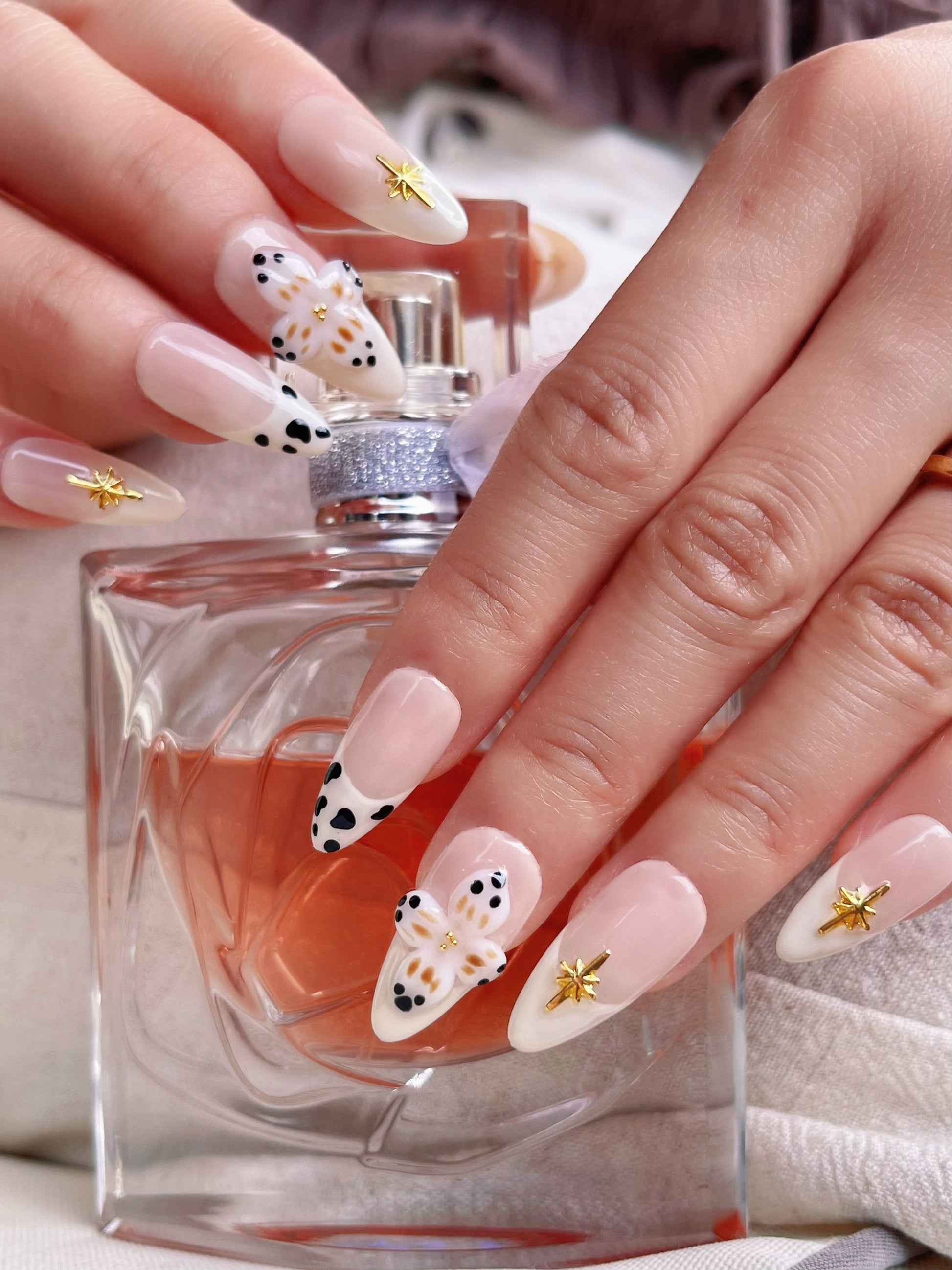 Vinyl-Rillen und samtenen Blütenblättern - LH NAILS