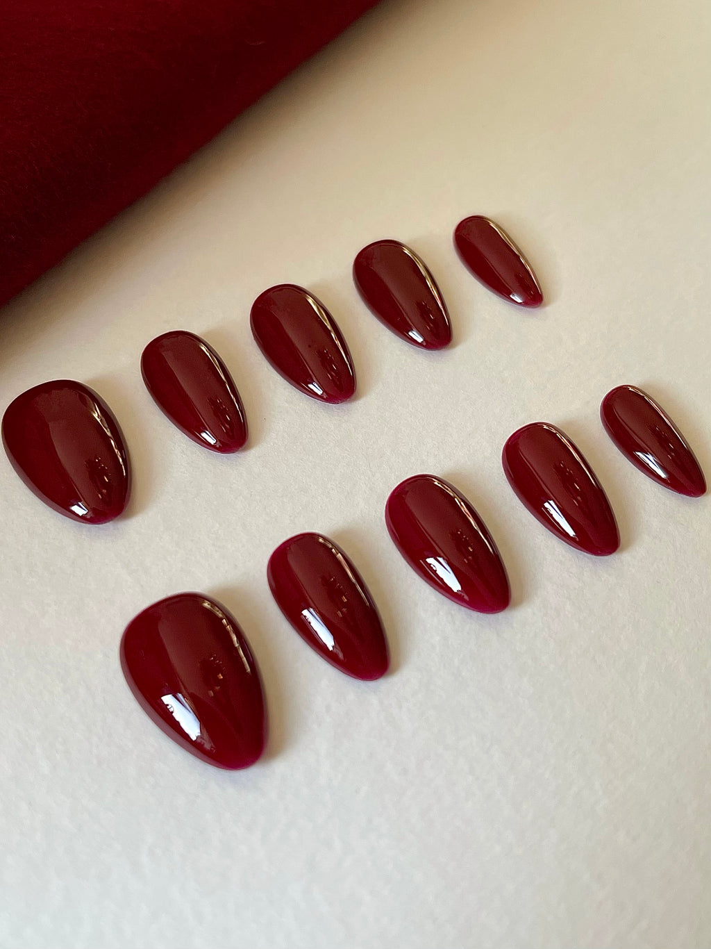 Dunkelroter Traum – Weihnachtsglut