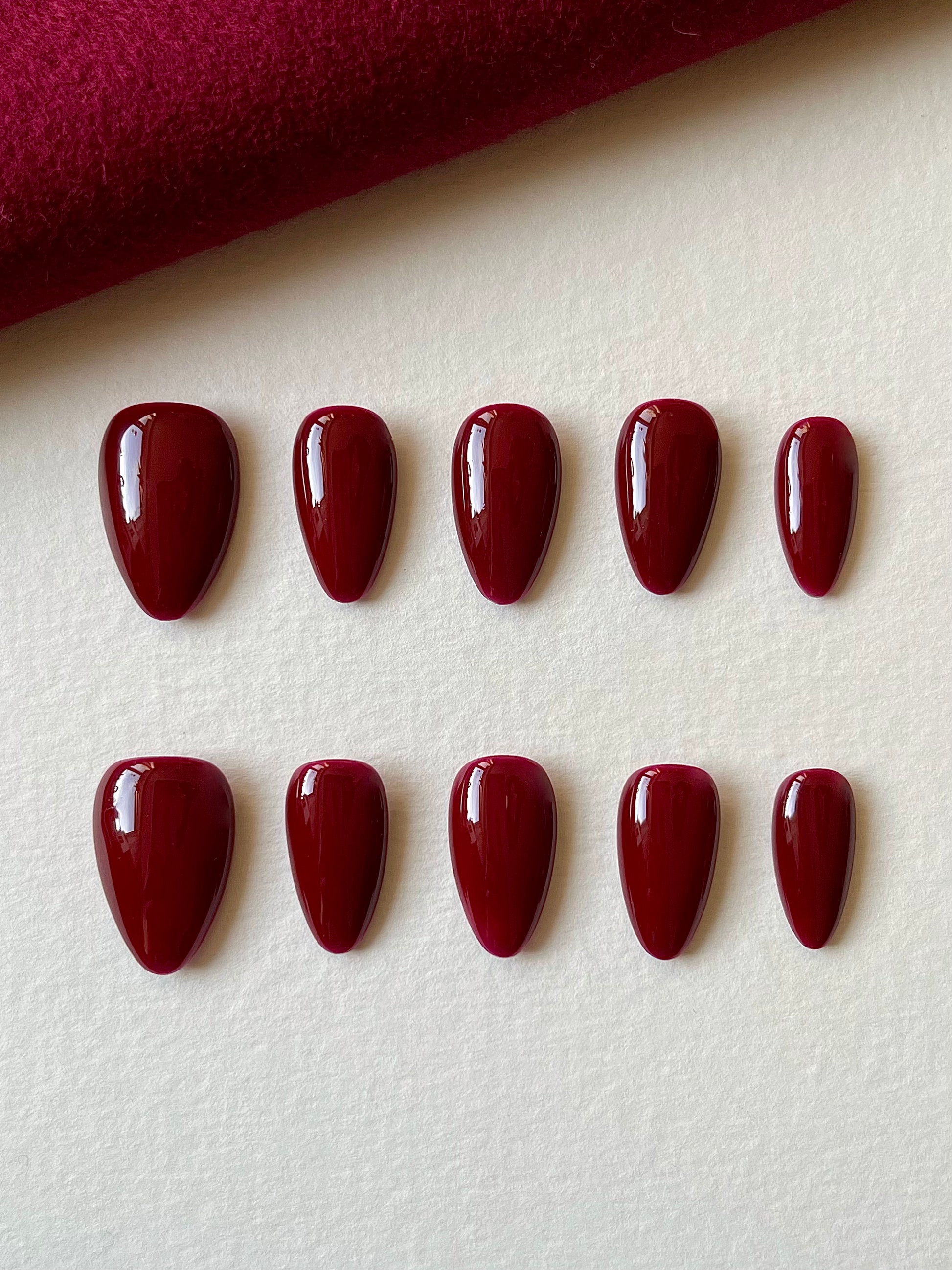 Dunkelroter Traum – Weihnachtsglut